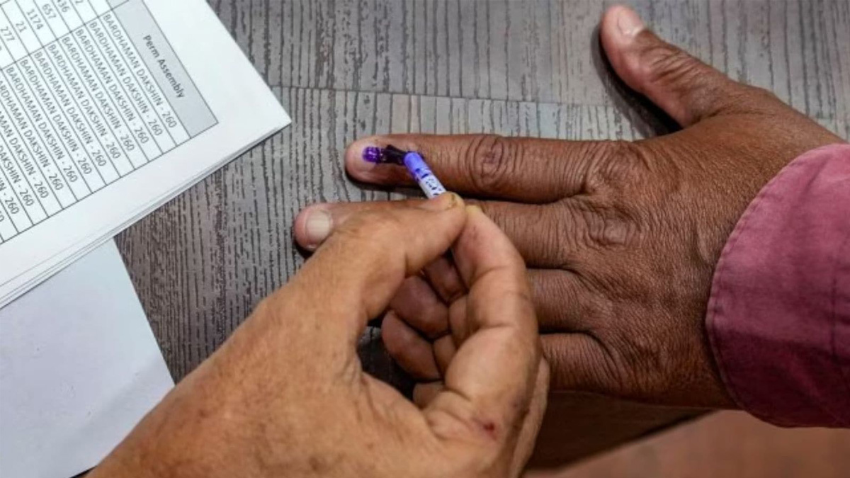 MCD Bypolls 2025: Delhi CM Rekha Gupta Leads BJP Nominations as AAP and Congress File Papers for 12 Municipal Seats