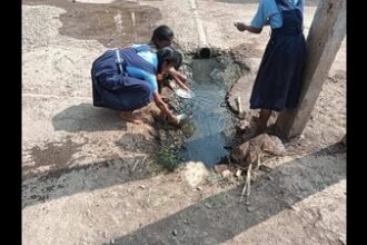 photos-of-karnataka-school-children-washing-plates-near-drains-spark-investigation