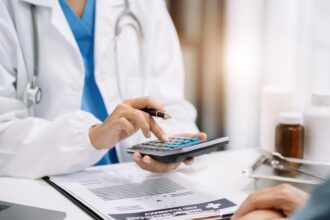 karnataka-bars-treatment-of-private-in-patients-by-government-doctors