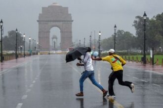 the-imd-has-forecast-light-rain-in-delhi-on-sunday,-with-the-minimum-temperature-dropping