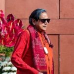 shashi-tharoor-stumbles-on-parliament-steps,-akhilesh-yadav-rushes-to-help:-video