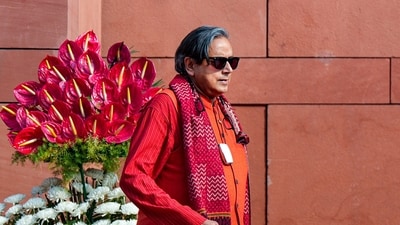 shashi-tharoor-stumbles-on-parliament-steps,-akhilesh-yadav-rushes-to-help:-video