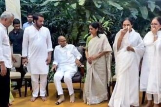 amid-rumors-of-ncp-reunion,-sharad-pawar-paid-tribute-to-ajit-pawar-at-sunetra’s-residence