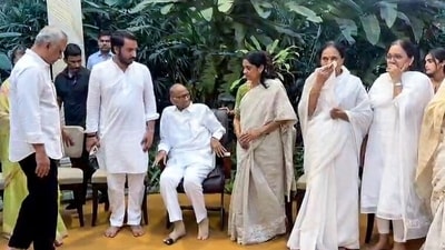 amid-rumors-of-ncp-reunion,-sharad-pawar-paid-tribute-to-ajit-pawar-at-sunetra’s-residence