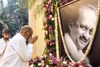 sharad-pawar-goes-to-sunetra’s-residence;-meeting-with-his-son-parth-and-joy-in-barmati