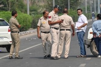 three-dead-bodies-found-in-parked-car-at-delhi’s-pergari-flyover,-investigation-underway