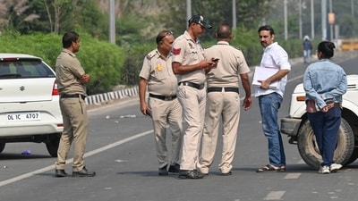 three-dead-bodies-found-in-parked-car-at-delhi’s-pergari-flyover,-investigation-underway