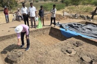 artifacts-found-in-excavations-at-the-cemetery,-ballari