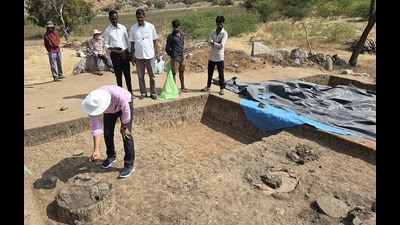 artifacts-found-in-excavations-at-the-cemetery,-ballari