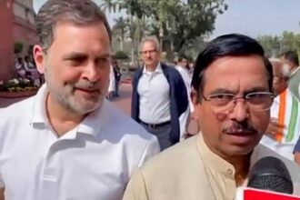 ‘let’s-do-it-together’:-rahul-gandhi’s-cheeky-intrusion,-ministers-move-away-|-watch