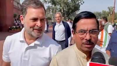‘let’s-do-it-together’:-rahul-gandhi’s-cheeky-intrusion,-ministers-move-away-|-watch