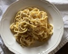 rachel-ruddy’s-recipe-for-caccio-e-pepe,-old-fashioned-|-kitchen-in-rome