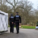 police-continue-to-search-mountbatten-windsor’s-former-stately-home-the-day-after-his-arrest