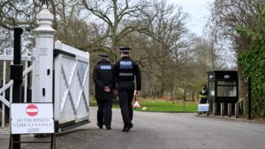 police-continue-to-search-mountbatten-windsor’s-former-stately-home-the-day-after-his-arrest
