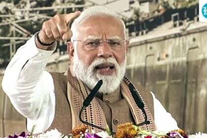 congress-responds-to-pm-modi’s-‘ganda,-nanga’-remark-with-a-topless-bjp-protest-photo