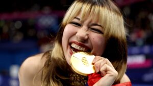 alyssa-liu’s-teeth:-all-about-the-gorgeous-piercing-she-has-on-her-upper-lip