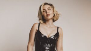 taylor-tomlinson-is-back-where-she-started