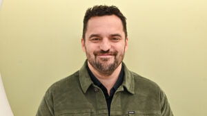 jake-johnson-stars-in-the-nbc-comedy-pi-from-the-duo-brooklyn-nine-nine