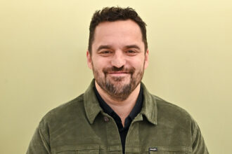 jake-johnson-stars-in-the-nbc-comedy-pi-from-the-duo-brooklyn-nine-nine