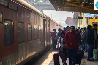 long-queues-at-rajdhanis,-full-special-trains,-soaring-air-ticket-prices:-a-huge-festive-rush-before-holi.