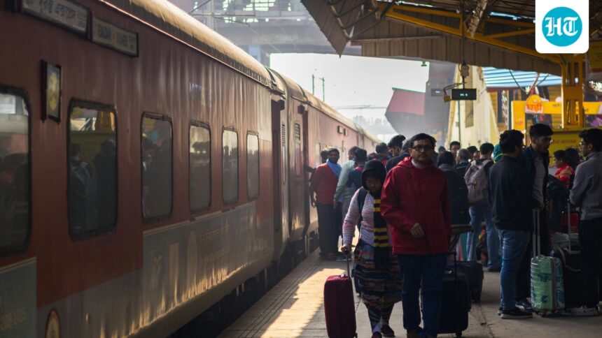 long-queues-at-rajdhanis,-full-special-trains,-soaring-air-ticket-prices:-a-huge-festive-rush-before-holi.