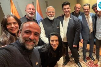 pm-modi-meets-fauda-team-in-israel,-posts-adorable-selfie
