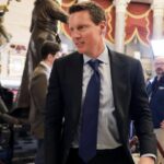 paramount-stock-price-targets-cut-after-earnings,-but-all-eyes-are-on-warner-bros.-chase