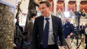 paramount-stock-price-targets-cut-after-earnings,-but-all-eyes-are-on-warner-bros.-chase