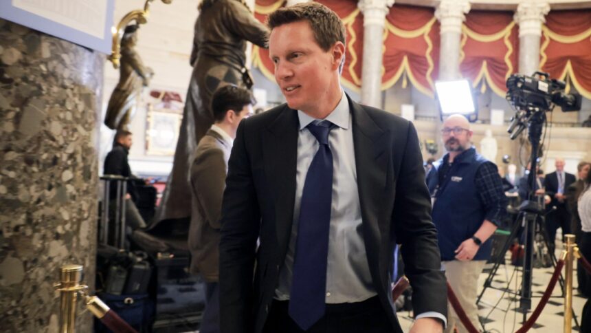 paramount-stock-price-targets-cut-after-earnings,-but-all-eyes-are-on-warner-bros.-chase