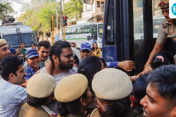 police-and-students-injured-in-clash-during-jnusu-protest-march-and-more-than-50-people-arrested