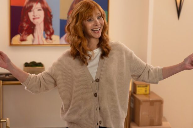 lisa-kudrow’s-valerie-cherish-discovers-her-new-sitcom-was-written-by-artificial-intelligence-in-the-trailer-for-‘the-comeback’