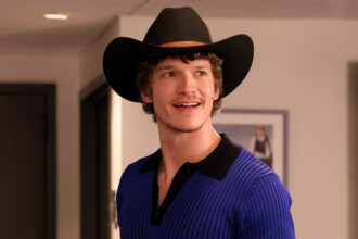 connor-story-“comes-out”-with-sarah-sherman-and-mumford-and-sons-in-snl’s-latest-teaser