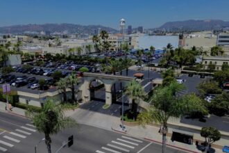 paramount-and-warner-bros.-may-be-a-giant-tv-studio,-but-there’s-uncertainty