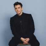 luke-thompson-is,-admittedly,-a-little-relieved-to-be-winding-down-his-‘bridgerton’-fairytale