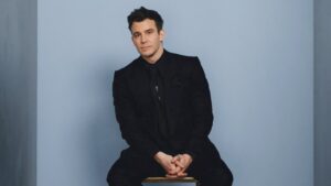 luke-thompson-is,-admittedly,-a-little-relieved-to-be-winding-down-his-‘bridgerton’-fairytale