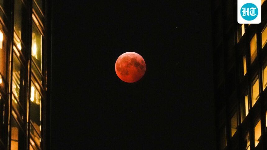 chandra-grahan-live-updates:-india-is-all-set-to-witness-the-blood-moon-today