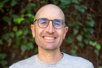 netflix-picks-up-‘i-suck-at-girls’-based-on-justin-halpern’s-autobiography