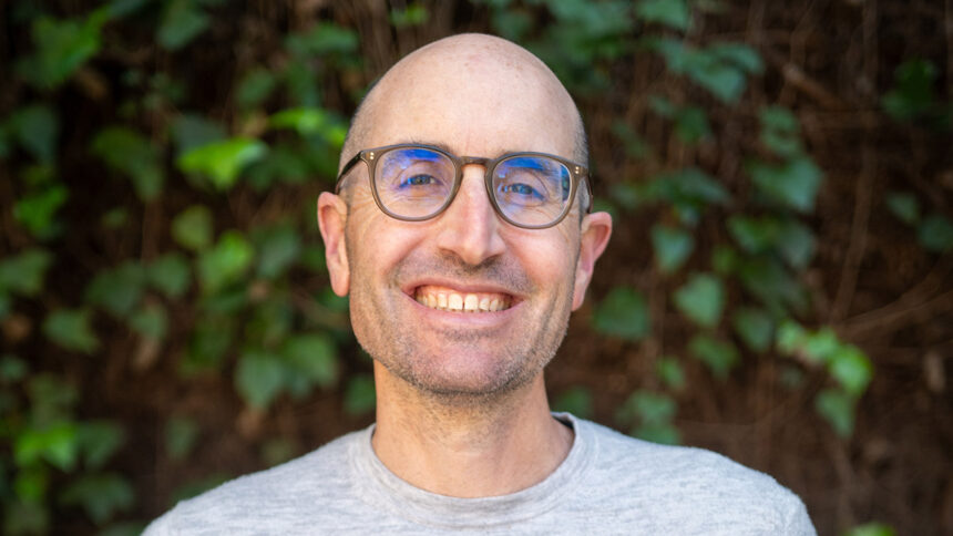 netflix-picks-up-‘i-suck-at-girls’-based-on-justin-halpern’s-autobiography