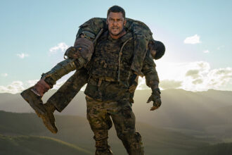 ‘war-machine’-review:-alan-ritchson’s-charisma-can’t-save-this-desperate-sci-fi-staple-on-netflix