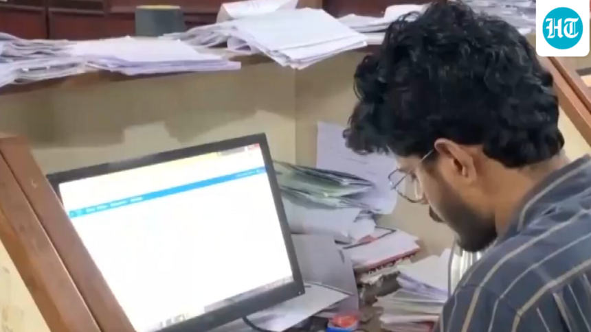 kerala-rto-employees-protest-uniquely-against-changing-promotion-rules-working-3-hours-after-office-time | GIBN kerala-rto-employees-protest-uniquely-against-changing-promotion-rules,-working-3-hours-after-office-time