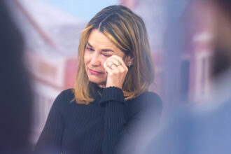 savannah-guthrie-told-the-today-crew-that-she-has-“every-intention”-of-returning-during-a-visit-to-the-talk-show-set