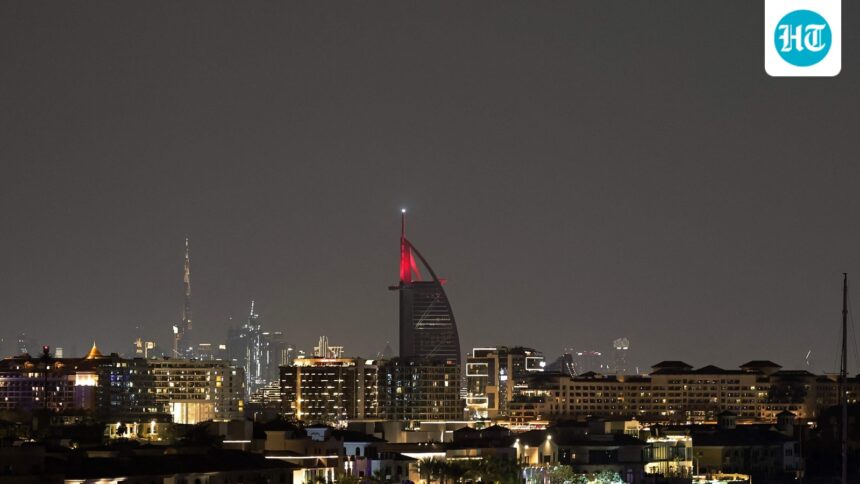 uae-news-live-updates:-‘loud-bangs’-in-abu-dhabi-after-‘minor-incident’-in-dubai;-flights-land-after-holding-briefly