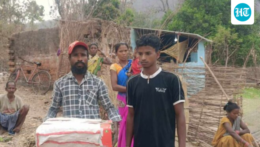 a-jharkhand-man-carries-the-baby’s-body-in-a-box-after-the-hospital-refused-an-ambulance