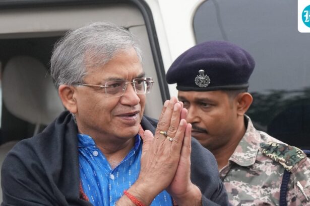 protesters-wave-black-flags-at-cec-gyanesh-kumar-during-his-visit-to-kalighat-temple-in-kolkata