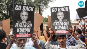 in-video:-central-election-commission-gyanesh-kumar-faces-slogans-of-“return”-and-raises-black-flags-in-kolkata,-bengal