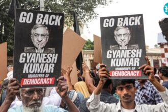 in-video:-central-election-commission-gyanesh-kumar-faces-slogans-of-“return”-and-raises-black-flags-in-kolkata,-bengal