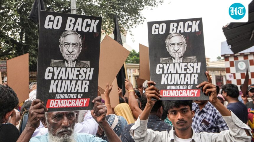 in-video:-central-election-commission-gyanesh-kumar-faces-slogans-of-“return”-and-raises-black-flags-in-kolkata,-bengal