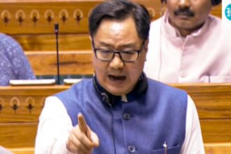 ‘aankh-maarta-hai’:-rijiju-mocks-rahul-in-hug-2018-&-wink-in-lok-sabha,-gets-priyanka’s-reply