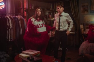 sadie-sandler-gets-the-worst-college-roommate-in-the-trailer-for-netflix’s-“roommates.”