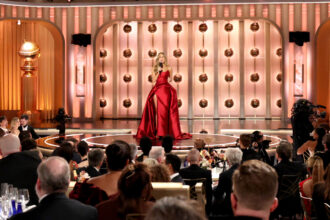 golden-globes:-nikki-glaser-will-return-as-host-in-2027,-marking-her-win-with-three-awards